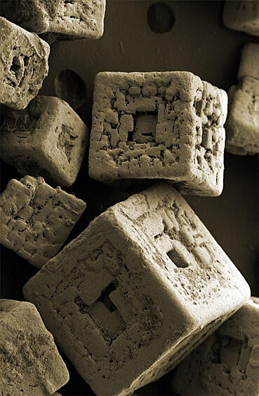 Гранулы соли под электронным микроскопом.