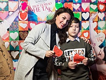 Такшина пришла на открытие «Недель любви» с подросшим сыном от Антипенко, а Стоцкая спрятала фигуру под рубашкой «с мужского плеча»