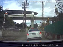 Стальная свая сорвалась с крана и упала в сантиметрах от людей