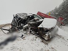 Грузовик перевернулся на трассе в Кузбассе