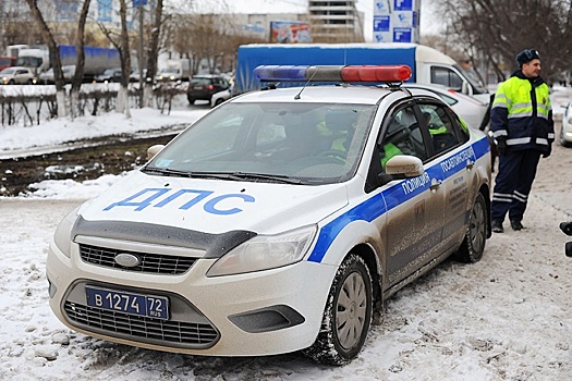 В Тюменской области автомобиль ДПС врезался в микроавтобус: пострадали четыре человека