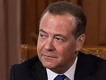 Медведев пошутил про «салфетку Макрона в поезде»