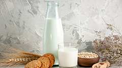 Врач прокомментировала советскую традицию пить кефир на ночь