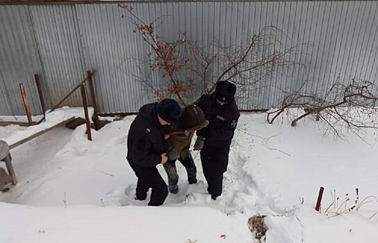 В Югре полицейские не дали замерзнуть лежащему на снегу мужчине