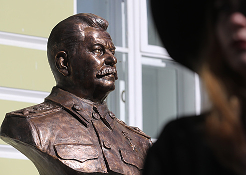 В центре Москвы установлен памятник Сталину
