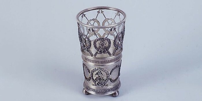 Истории вещей. Рассматриваем стакан, из которого пил Николай II