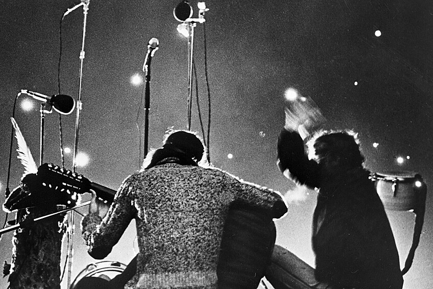 Вокальный дуэт «Последний шанс» выступает на Х фестивале туристской песни «Памяти Валерия Грушина», 1977 год