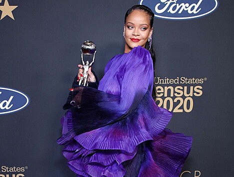 Рианна пришла на NAACP Image Awards 2020 в пене из рюш, а Лиззо — в платье с необычными принтами