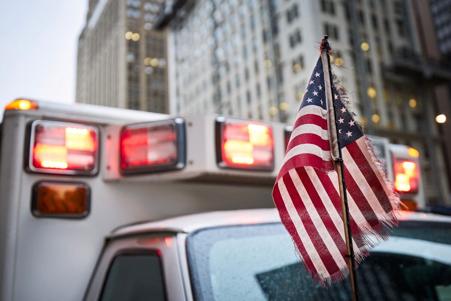 В США самолет упал на парковку, загорелись несколько автомобилей