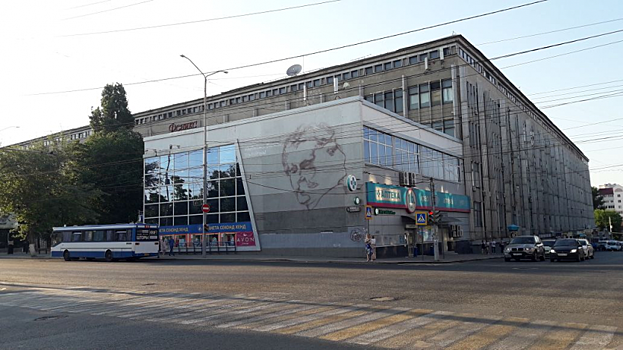 В центре Саратова начало появляться граффити-портрет Янковского