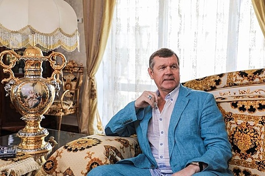 "Золота не перебор?" Шансонье Новиков на Первом канале показал свое жилище