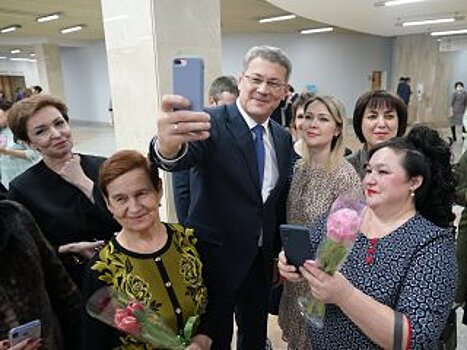 «Спасибо за тепло»: Радий Хабиров трогательно поздравил жительниц Башкирии
