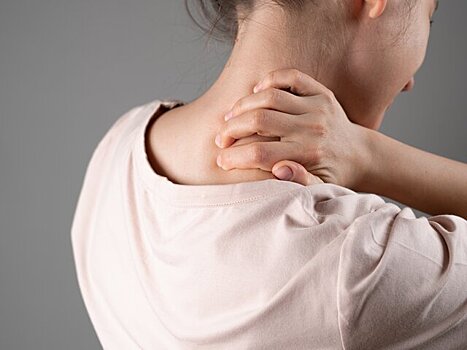 Врач Цогоева дала советы, как избавиться от "вдовьего горба" на шее