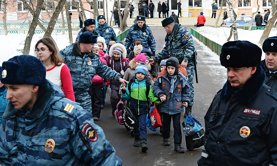 3 февраля 2014 года десятиклассник московской школы Сергей Гордеев пришел в учебное заведение с двумя винтовками, убил полицейского и учителя, и ранил еще одного человека.