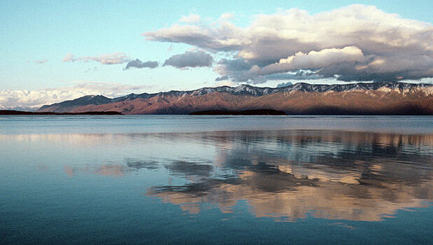 Озеро Байкал наводнилось нелегальными туристическими судами