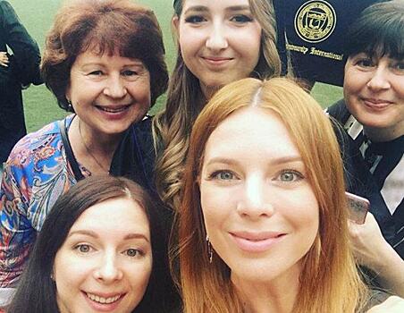 Наталья Подольская вместе с родными приехала на выпускной племянницы в Китай