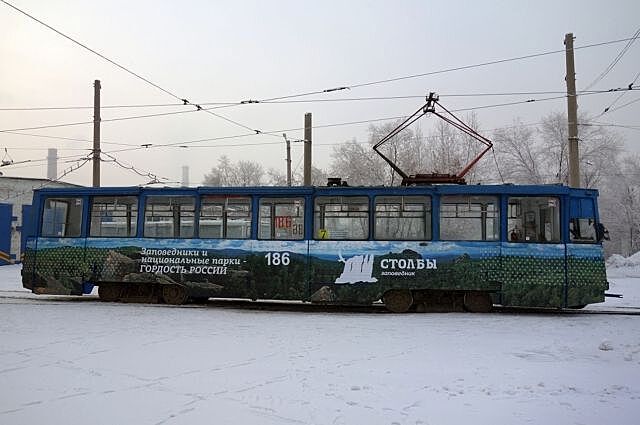 По Красноярску курсируют трамваи с видами Столбов