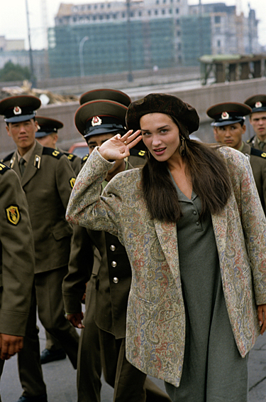 Манекенщица Ирина Ганя демонстрирует новые модели одежды, 1990 год