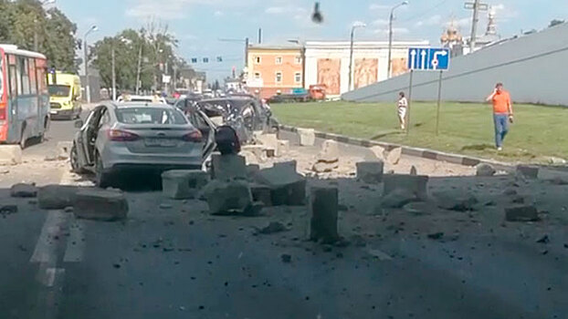 Грузовик вывалил бетонные блоки на автомобили в Нижнем Новгороде