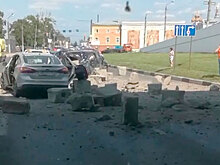Грузовик вывалил бетонные блоки на автомобили в Нижнем Новгороде