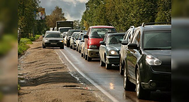 Движение по обочине встречного направления — штраф или лишение прав?