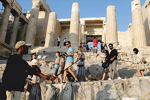 Российских туристов предупредили о нехватке мест на Кипре и в Греции
