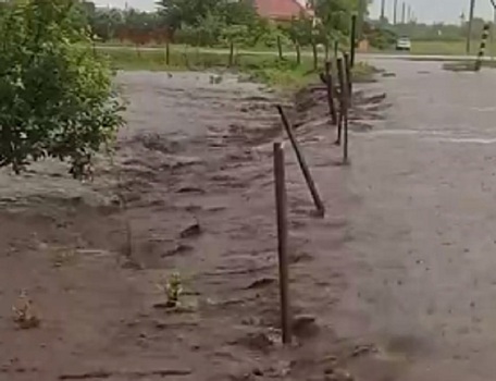 Из-за проливного дождя снова затопило улицы хутора Самбурова