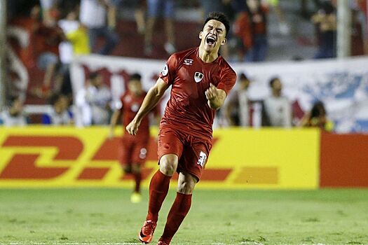 Эквадорский футболист на 94-й минуте забил со своей половины поля. Видео