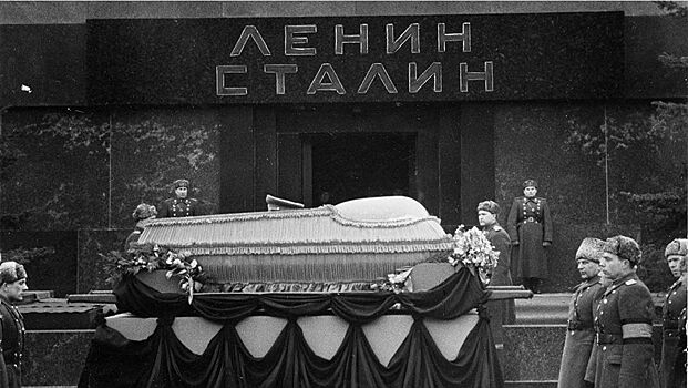 Профессиональные плакальщицы на похоронах Сталина: зачем их наняли