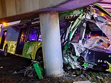 Автобус врезался в опору моста в Челябинске