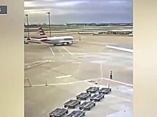 Самолет врезался в столб во время взлета и попал на видео
