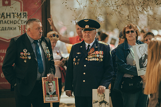 В честь Дня Победы по улице Ленина прошли «Бессмертный полк» и войска Благовещенского гарнизона