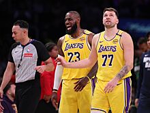 Фото: Дончич отбежал от Леброна во время его традиционного ритуала с мелом