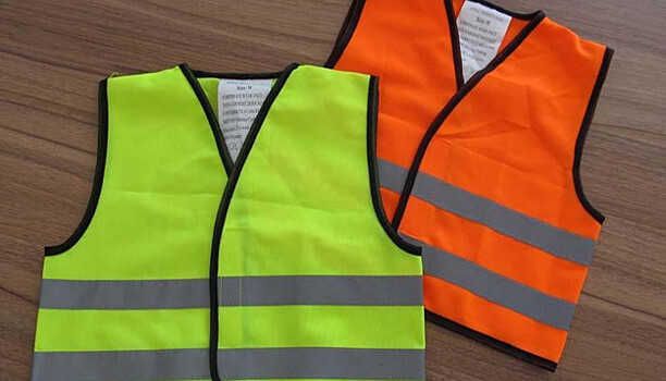 В Карелии заключенные начали шить светоотражающие жилеты для водителей