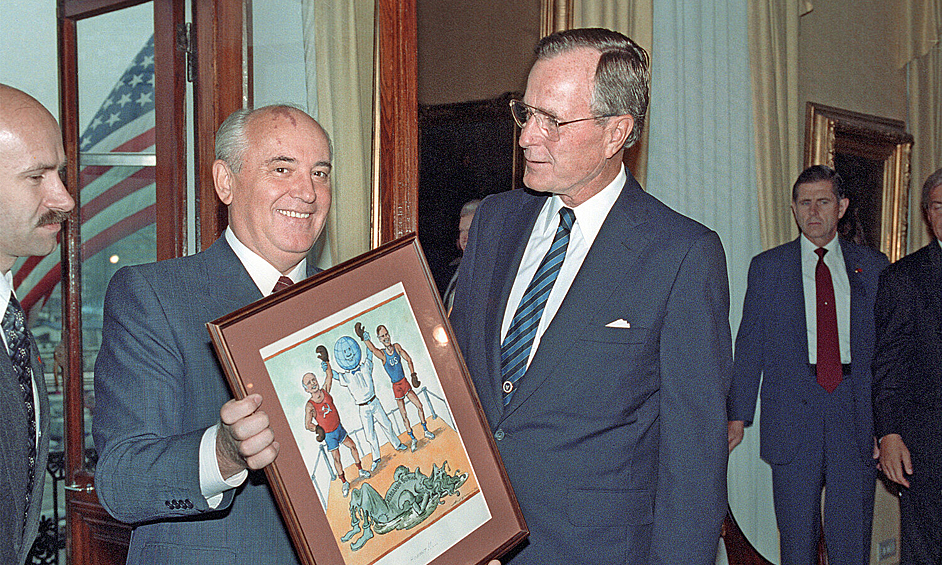 Президент СССР Михаил Горбачев вручает президенту США Джорджу Бушу (справа) дружеский шарж советского художника, Хельсинки, 1990 год