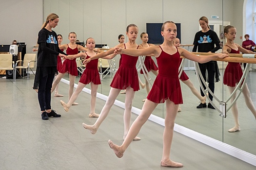 В Петербурге начались мастер-классы для юных балерин из Мариуполя