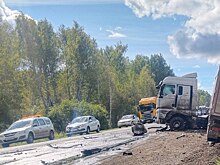 КамАЗ и фура разбили внедорожник Toyota Land Cruiser под Новосибирском