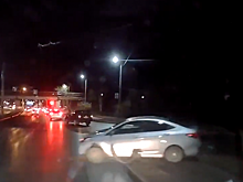 Самосвал с песком опрокинулся на легковой автомобиль в Петрозаводске