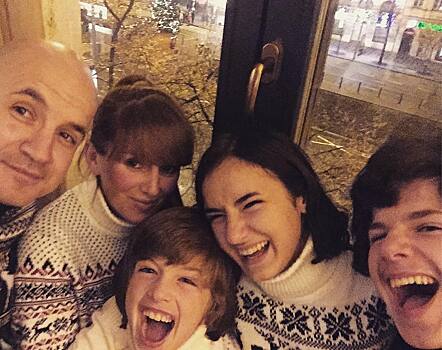 Егор Дружинин посвятил трогательный пост жене в день ее 55-летия