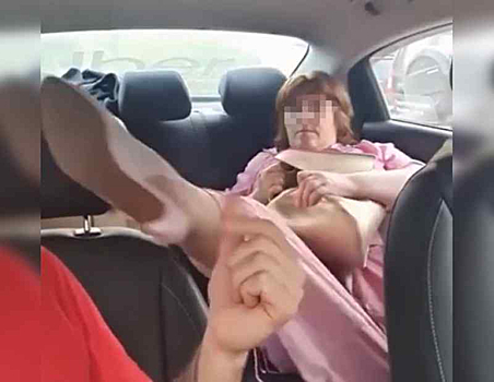 Суд наказал сибирячку, пинавшую и оскорблявшую таксиста-инвалида