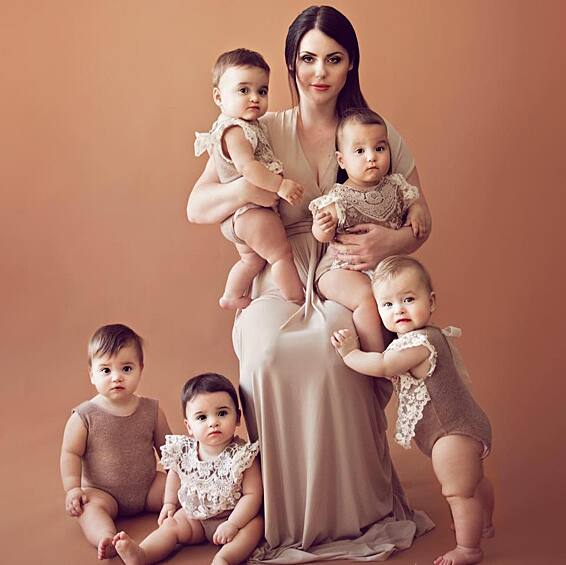 Посмотрите, как красиво Ким выглядит в окружении своих детей.