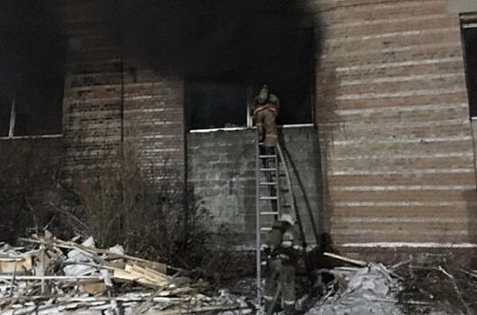 Иркутские пожарные спасли заблудившегося на горящем складе работника