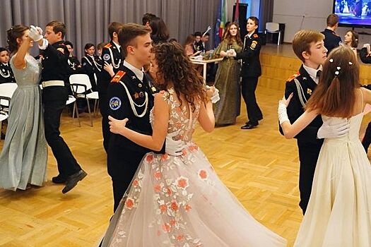 Савёлкинские школьники приняли участие в кадетских балах