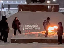 В Нижнем Новгороде дети пытались потушить Вечный огонь снежками и плевками