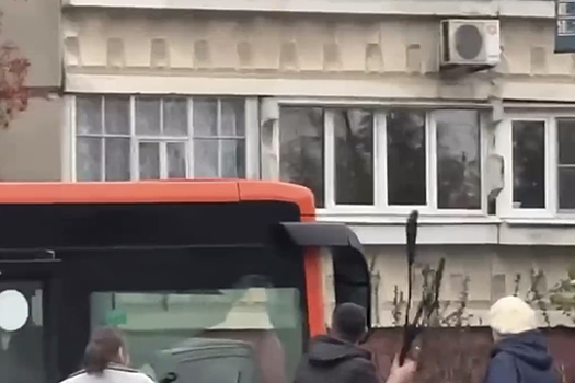 В Нижнем Новгороде пассажир разбил стекло автобуса из-за конфликта с водителем