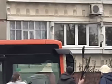 В Нижнем Новгороде пассажир разбил стекло автобуса из-за конфликта с водителем