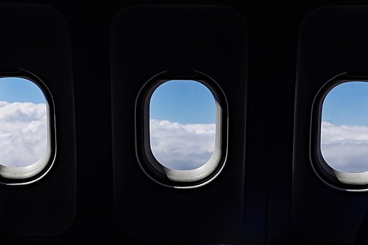 Женщина умерла во сне на плече у матери в самолете после коктейля из лекарств