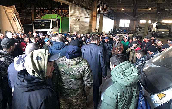 Объявившим забастовку водителям мусоровозов поднимут зарплату на 40%