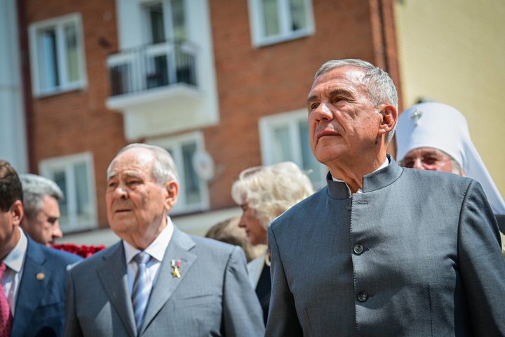 Минниханов и Шаймиев возложили цветы к памятнику Пушкину в Казани