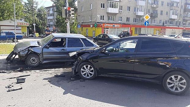 В центре Саратова в столкновении двух автомобилей пострадал молодой водитель
